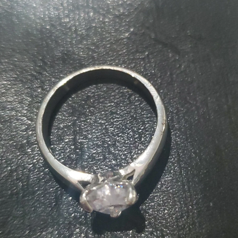 Silver ring in excellent condition heart shaped stone